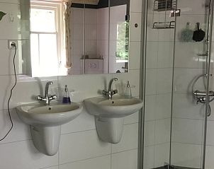 Ruime badkamer met dubbele wastafel in Vakantiehuis in Oene, Veluwe, voor comfort tijdens uw verblijf.