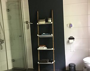 Moderne badkamer met stijlvolle opbergruimte in Vakantiehuis in Oene, Veluwe, ideaal voor een ontspannen vakantie.