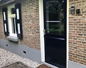 Authentieke voordeur van Vakantiehuis in Oene, Veluwe, verwelkomt gasten in een charmante omgeving in Gelderland.