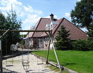 Speeltuin en groene omgeving bij De Hooischuur bed and breakfast in De Peel, Noord Brabant.