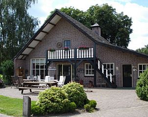 Gezellig terras met zitplaatsen bij De Hooischuur bed and breakfast in De Peel, Noord Brabant.