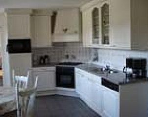 Moderne keuken van De Hooischuur bed and breakfast in De Peel, compleet uitgerust voor gasten.