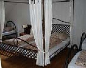 Comfortabele slaapkamer met hemelbed in De Hooischuur bed and breakfast in De Peel, Noord Brabant.