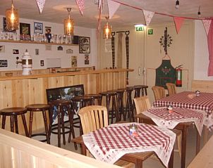 Knusse binnenruimte van B&B bij Kaat in Liessel, De Peel, met een gezellige bar en eetgedeelte.