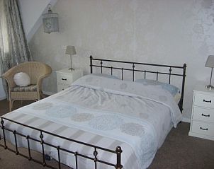 Comfortabele slaapkamer in B&B bij Kaat, Liessel, De Peel, met een stijlvol metalen bed en rustgevende inrichting.