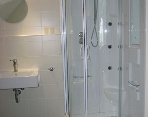 Moderne badkamer in B&B bij Kaat, Liessel, De Peel, met een luxe douchecabine en stijlvolle inrichting.