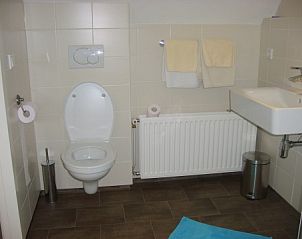 Praktische badkamer in B&B bij Kaat, Liessel, De Peel, met moderne voorzieningen en een frisse uitstraling.