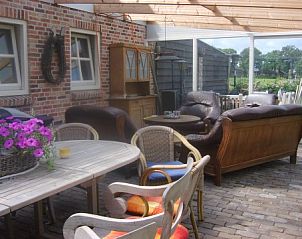 Ruim terras bij B&B bij Kaat, Liessel, De Peel, met comfortabele zitplaatsen en een landelijke sfeer.