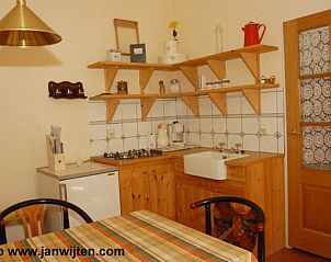 Gezellige keuken in Het Optrekje, een bed and breakfast in Lage Mierde, Kempen, Noord Brabant, met houten elementen en retro charme.