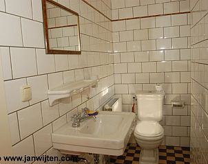 Stijlvolle badkamer in Het Optrekje, bed and breakfast in Lage Mierde, Kempen, Noord Brabant, met klassieke tegels en moderne voorzieningen.