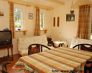 Gezellige binnenruimte van Het Optrekje bed and breakfast in Lage Mierde, Kempen, Noord Brabant, met landelijke inrichting en natuurlijk licht.