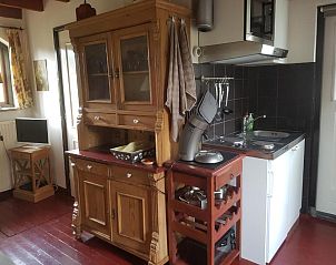 Keukenhoek in B&B Het Bakhuis, Loenen, Veluwe met houten kast en moderne apparatuur.
