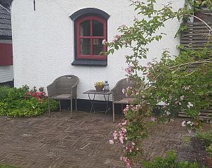 Klein terras met stoelen bij B&B Het Bakhuis, Loenen, Veluwe.
