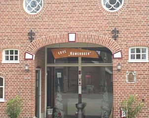 Ingang van Erve Hwerboer, bed and breakfast in Ootmarsum, Overijssel, met karakteristieke ronde ramen en landelijke sfeer.