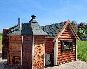 Achterzijde van Vakantiehuis in Overdinkel, Twente, met uitzicht op uitgestrekte weilanden.