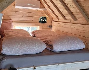 Comfortabele slaapkamer in Vakantiehuis in Overdinkel, Twente, met houten interieur.