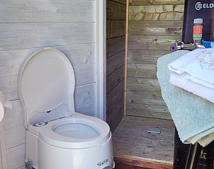 Badkamer met toilet in Vakantiehuis in Overdinkel, Twente, voorzien van moderne gemakken.