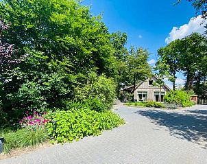 Buitenzijde van Huisje in Overdinkel, een sfeervolle B&B in het groene Overdinkel, Twente, met een uitnodigende tuin.