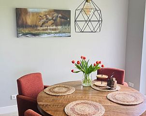 Gezellige eetkamer in Huisje in Overdinkel, een charmante bed and breakfast in Twente, Overijssel, met moderne inrichting.