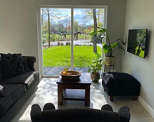 Lichte woonkamer met uitzicht in Huisje in Overdinkel, een serene B&B in Twente, perfect voor ontspanning in Overijssel.