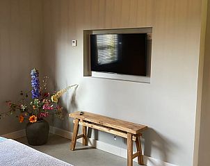 Slaapkamer met tv in Huisje in Overdinkel, een comfortabele bed and breakfast in het rustige Overijssel, Twente.