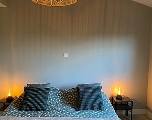 Gezellige slaapkamer in Huisje in Overdinkel, een knusse B&B in Twente, Overijssel, met sfeervolle verlichting.