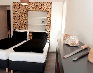 Comfortabele tweepersoonskamer met houten accenten bij Erve Fakkert bed and breakfast in Rossum, Twente.