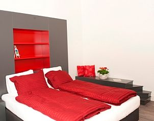 Sfeervolle kamer met rode accenten bij Erve Fakkert bed and breakfast in Rossum, Twente, Overijssel.