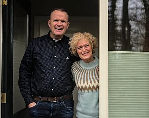 Hartelijke ontvangst door gastheren bij Vakantiehuis in Oldenzaal, een gastvrije bed and breakfast in Twente.