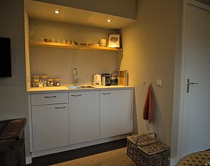 Compacte keuken in Vakantiehuis in Oldenzaal, Twente, met moderne voorzieningen voor een comfortabel verblijf.