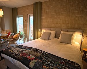 Luxe slaapkamer in Vakantiehuis in Oldenzaal, Twente, met stijlvol interieur en comfortabele bedden.