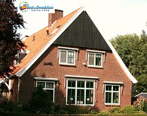 Charmante buitenkant van Notterveld bed and breakfast in Notter, Twente, met traditionele bakstenen architectuur.