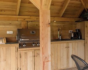 Buitenkeuken van Notterveld B&B in Notter, Twente, met moderne voorzieningen en rustieke houten afwerking.