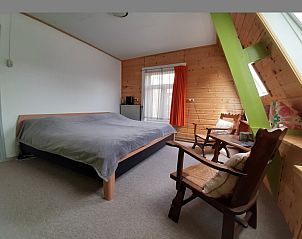 Ruime kamer met houten afwerking in Gasthof de Tukkel, Heeten, ideaal voor ontspanning in Salland, Overijssel.