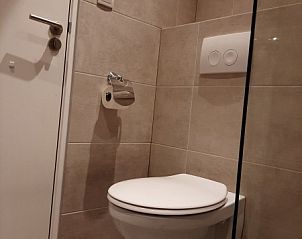 Moderne badkamer in Gasthof de Tukkel, Heeten, met strakke afwerking in het hart van Salland, Overijssel.