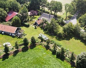 Luftaufnahme des Ferienhauses in Hellendoorn inmitten der grnen Natur in Salland, Overijssel.