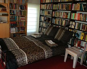 Attraktives Schlafzimmer mit Bibliothek in einem Ferienhaus in Hellendoorn, Salland, Overijssel.