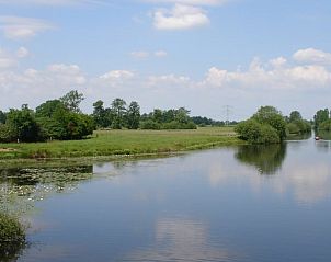 Ruhiger Blick auf den Fluss in der Nhe des Ferienhauses in Hellendoorn, Salland, Overijssel.