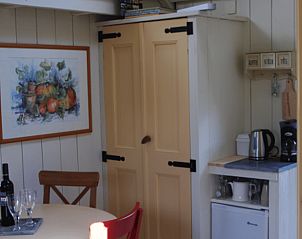 Gemtliche Kchenzeile im Ferienhaus in Hellendoorn mit Khlschrank und Kaffeemaschine, Salland, Overijssel.