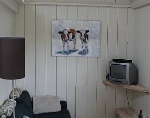 Gemtliches Wohnzimmer im Ferienhaus in Hellendoorn mit Gemlde und Fernseher, Salland, Overijssel.