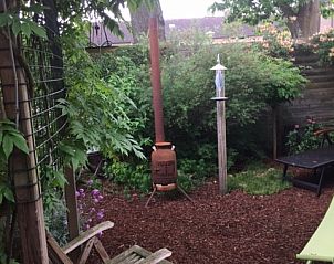 Rustieke tuin met zitplek bij Oddingsplace in Hardenberg, Vechtstreek, Overijssel. Genieten van de natuurlijke omgeving.