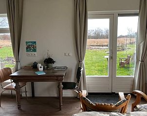 Ontspan in de gezellige binnenruimte van Vakantiehuis in Kalenberg, Overijssel, met uitzicht op de groene omgeving.