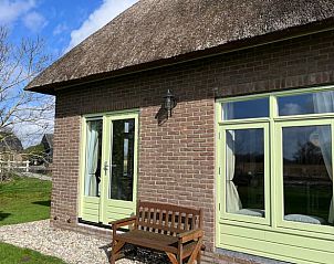 Authentiek exterieur van Vakantiehuis in Kalenberg, Noordwest Overijssel, met rieten dak en rustieke charme.