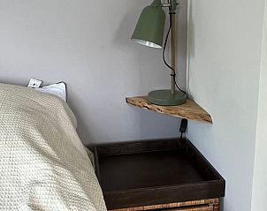 Comfortabele slaapkamer in Vakantiehuis in Kalenberg, Noordwest Overijssel, met sfeervolle verlichting en knusse details.
