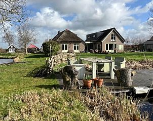 Ruime tuin met terras bij Vakantiehuis in Kalenberg, Noordwest Overijssel, perfect voor buitenactiviteiten.