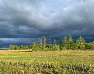 Dramatische wolkenluchten boven de natuur rondom Vakantiehuis in Kalenberg, Noordwest Overijssel.