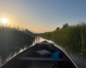 Romantische boottocht bij zonsondergang vanuit Vakantiehuis in Kalenberg, Overijssel, geniet van de stilte.