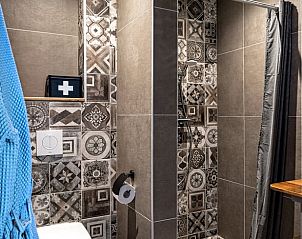 Stijlvolle badkamer met moderne tegels in Vakantiehuisje in Kalenberg, Overijssel.