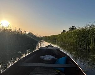 Romantische zonsondergang op het water bij Vakantiehuisje in Kalenberg, Noordwest Overijssel.