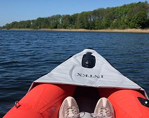 Ontspannen kajakken op een rustig meer nabij Tussendeforten bed and breakfast in Maarssen, Utrecht noord, omringd door natuurlijke schoonheid.